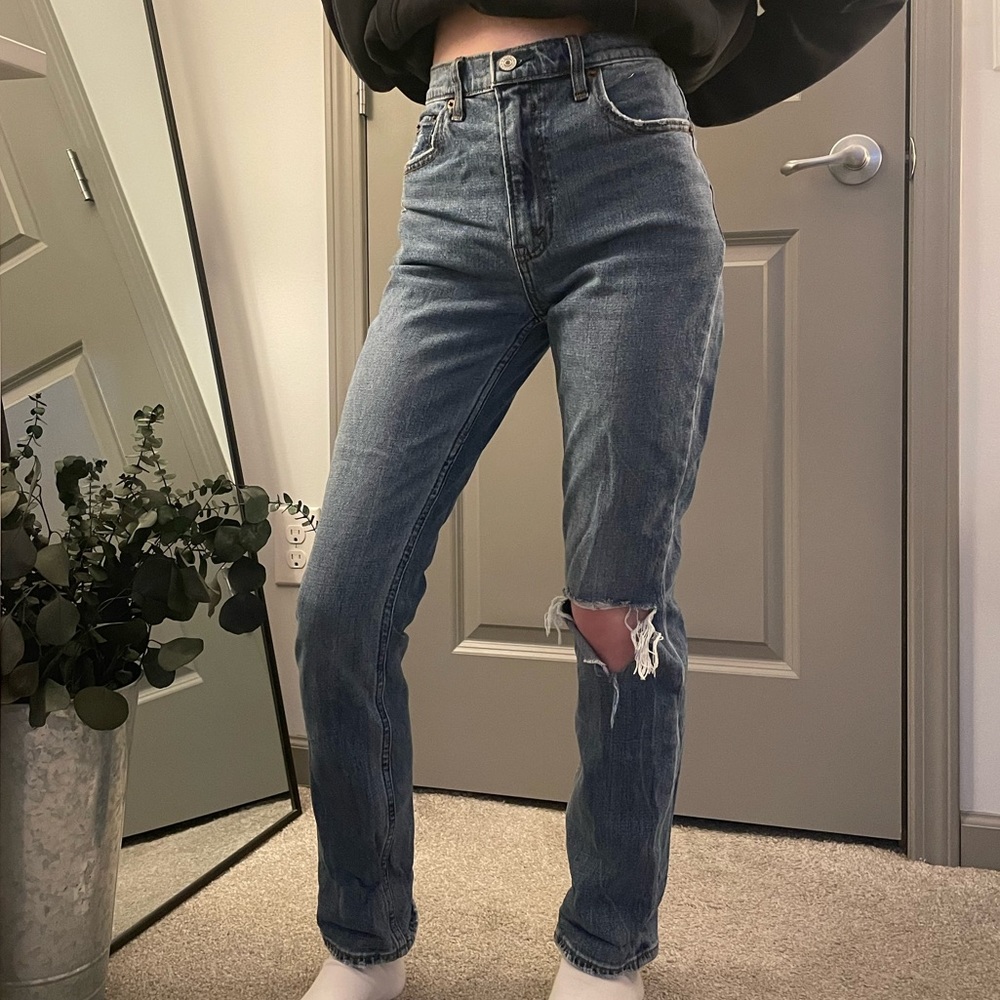 A&F ULTRA HIGH RISE 90s SLIM STRAIGHT JEANS - 25 SHORT